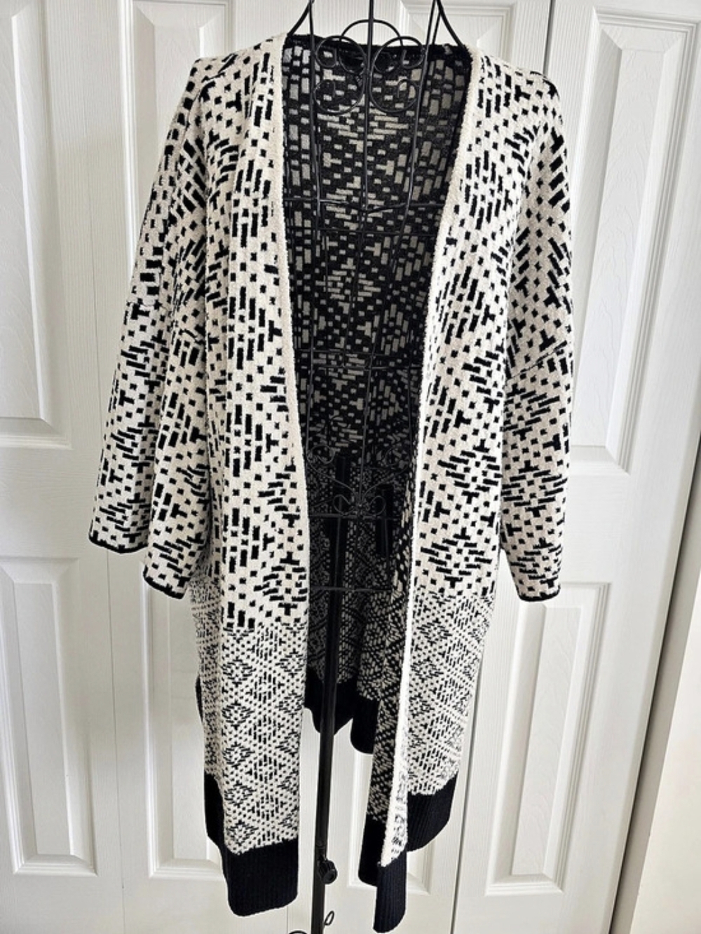 H&M Geometric Cardigan in Black & White Size Large